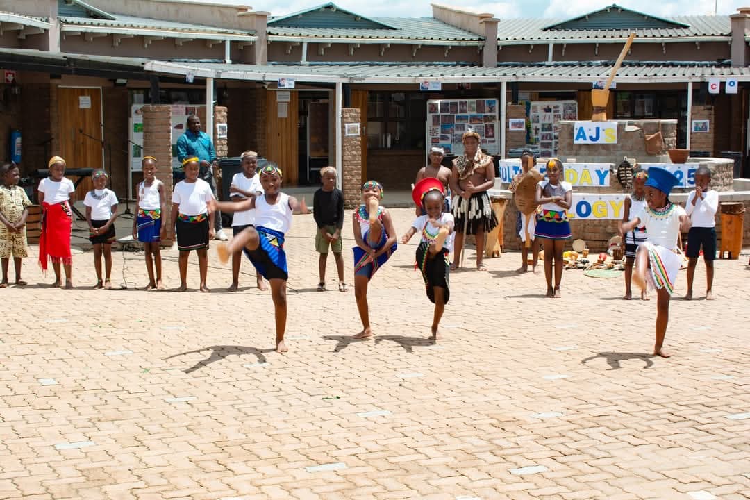 Hwamanda Dance Troupe performance photo 4